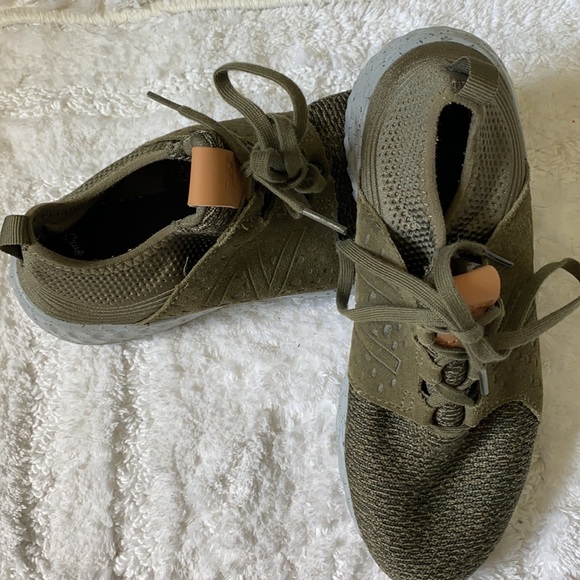 New Balance tennis shoes. - Picture 2 of 6